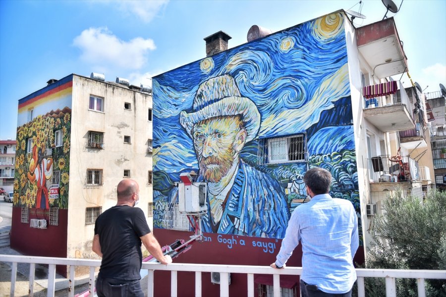 Mersin'de 36 Yıllık Binanın Dış Cephesi Van Gogh'un