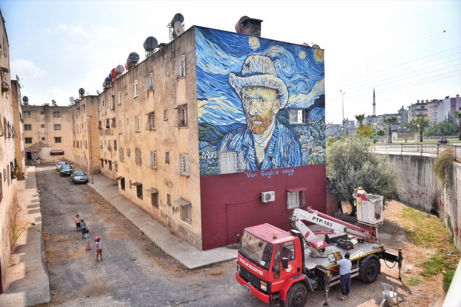 Mersin'de 36 Yıllık Binanın Dış Cephesi Van Gogh'un 