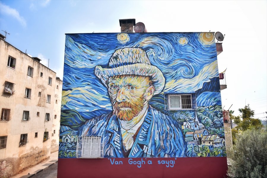 Mersin'de 36 Yıllık Binanın Dış Cephesi Van Gogh'un
