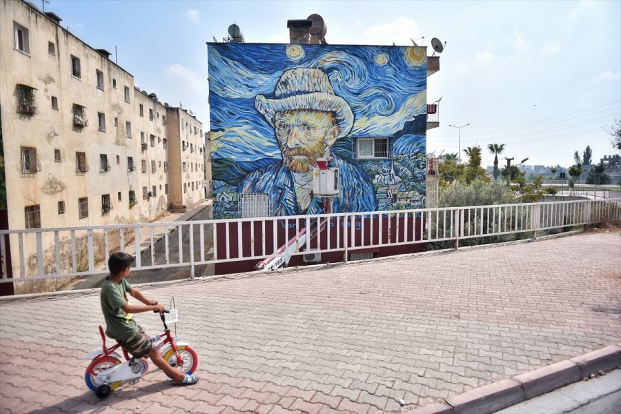 Mersin'de 36 Yıllık Binanın Dış Cephesi Van Gogh'un