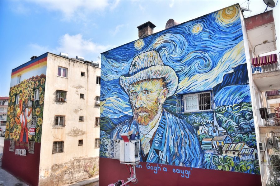 Mersin'de 36 Yıllık Binanın Dış Cephesi Van Gogh'un