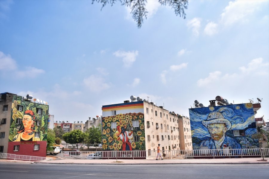 Mersin'de 36 Yıllık Binanın Dış Cephesi Van Gogh'un