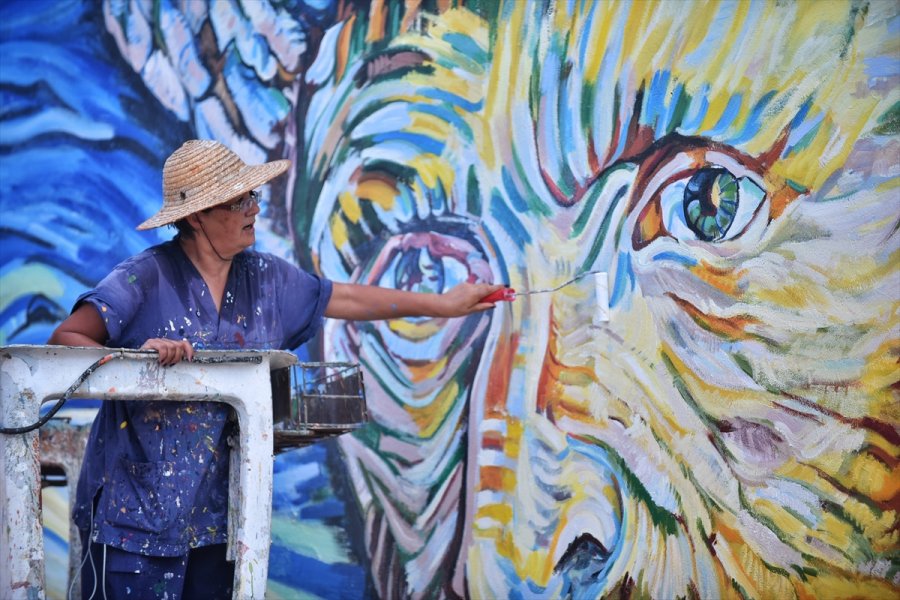 Mersin'de 36 Yıllık Binanın Dış Cephesi Van Gogh'un