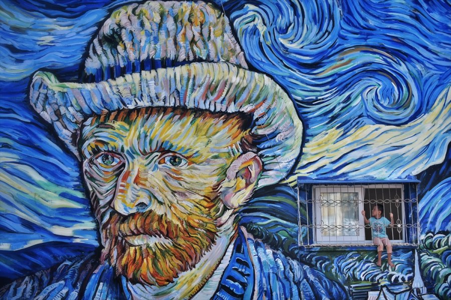 Mersin'de 36 Yıllık Binanın Dış Cephesi Van Gogh'un 