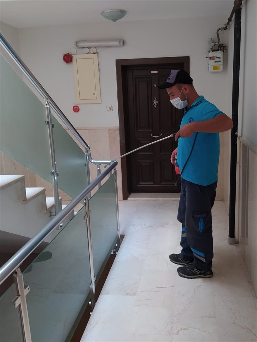 Pursaklar'da Kovid-19 Testi Pozitif Çıkan Kişilerin Ev Ve Apartmanları Dezenfekte Ediliyor