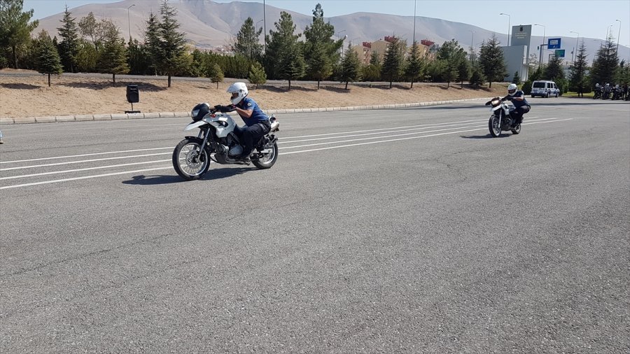 Eğitimlerini Tamamlayan Motosikletli Polislere Sertifika Verildi