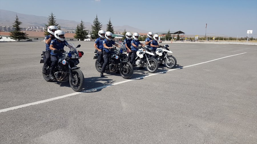 Eğitimlerini Tamamlayan Motosikletli Polislere Sertifika Verildi
