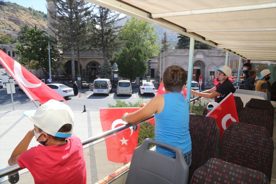 Kayseri'de Tarlada Çalışan Çocuklara Üstü Açık Tur Otobüsü Gezisi