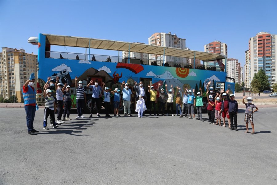 Kayseri'de Tarlada Çalışan Çocuklara Üstü Açık Tur Otobüsü Gezisi
