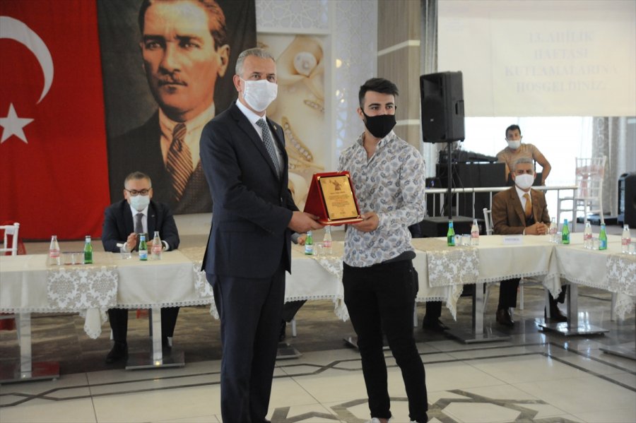 Niğde'de Yılın Ahisine Ödül Verildi