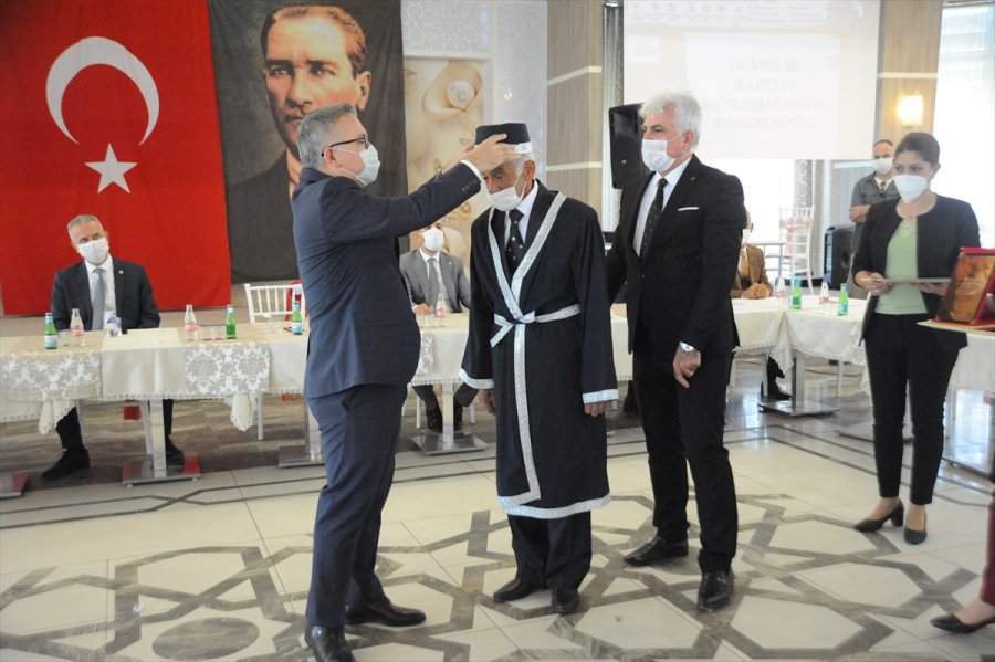 Niğde'de Yılın Ahisine Ödül Verildi