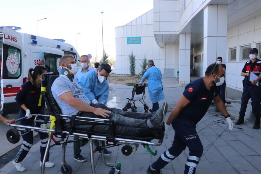 Aksaray'da Devrilen Yolcu Otobüsünde 2'si Ağır 37 Kişi Yaralandı
