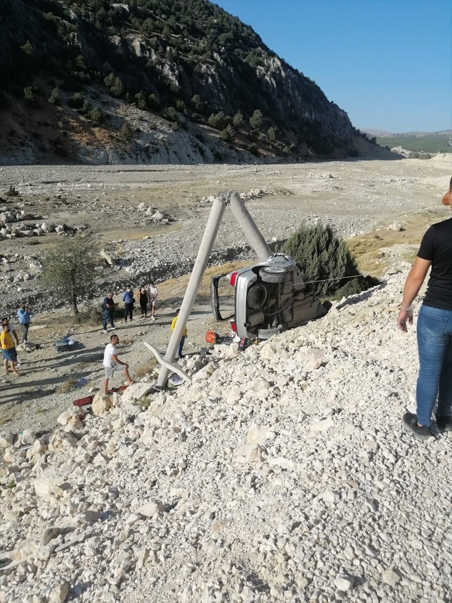 Antalya'da Otomobil Beton Direğe Çarptı: 1 Ölü, 2 Yaralı