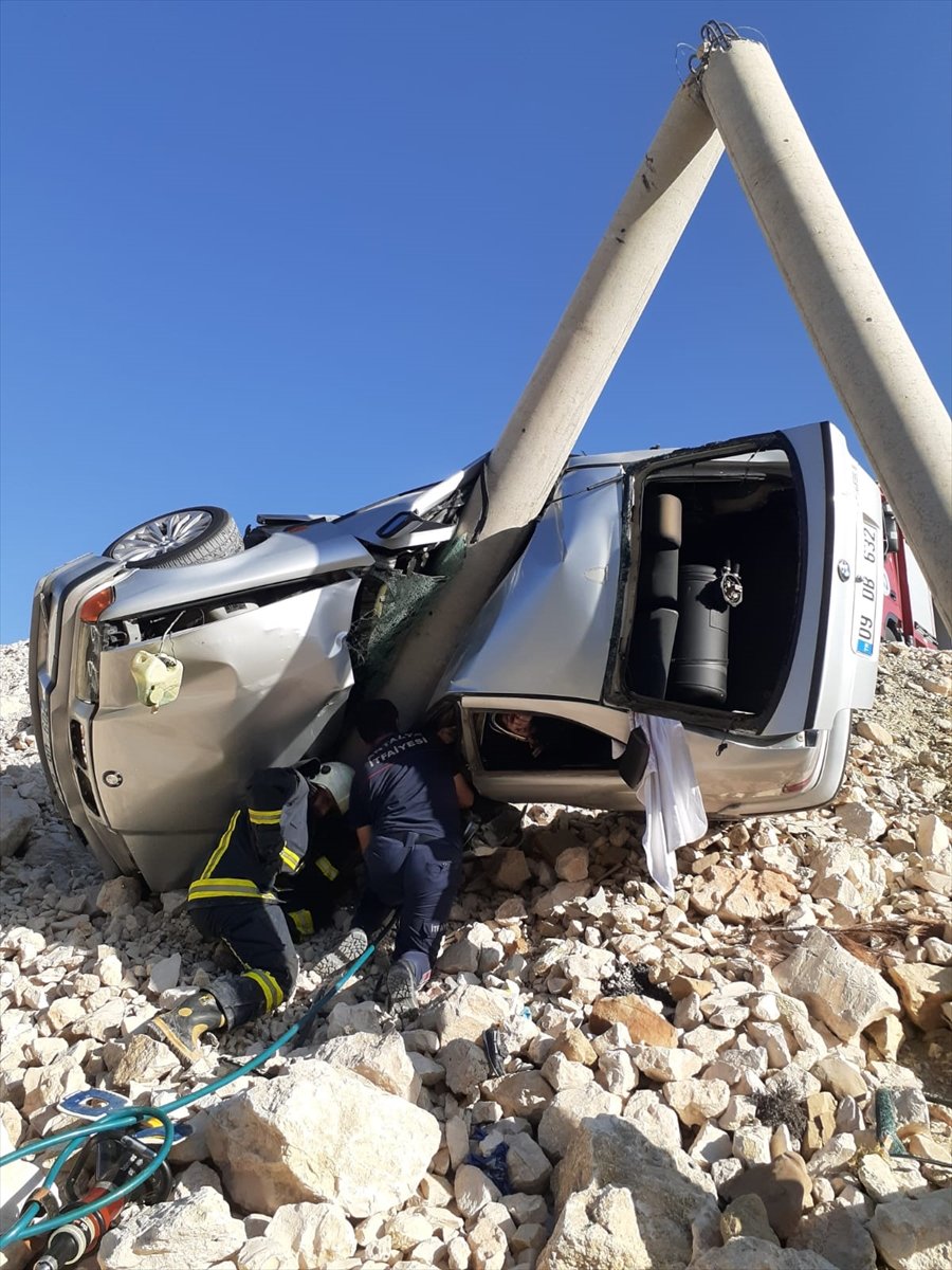 Antalya'da Otomobil Beton Direğe Çarptı: 1 Ölü, 2 Yaralı