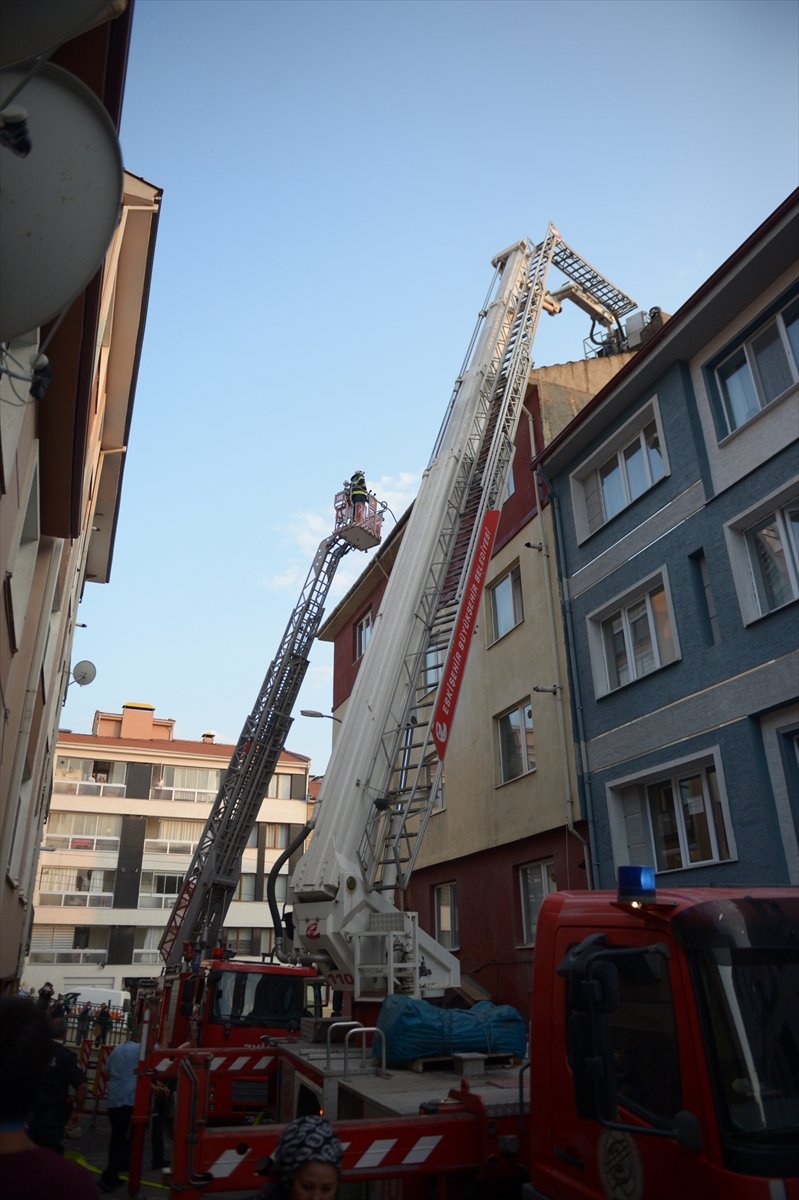 Eskişehir'de Bir Apartmanın Çatısında Çıkan Yangın Söndürüldü