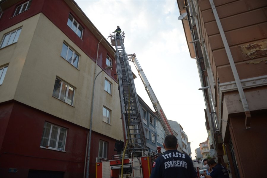 Eskişehir'de Bir Apartmanın Çatısında Çıkan Yangın Söndürüldü