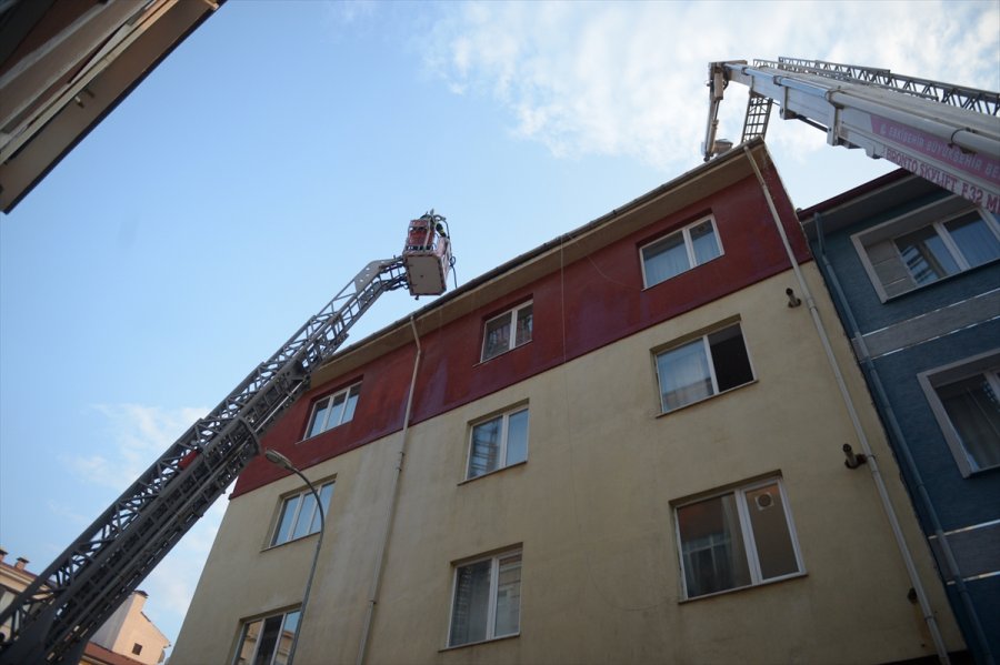 Eskişehir'de Bir Apartmanın Çatısında Çıkan Yangın Söndürüldü