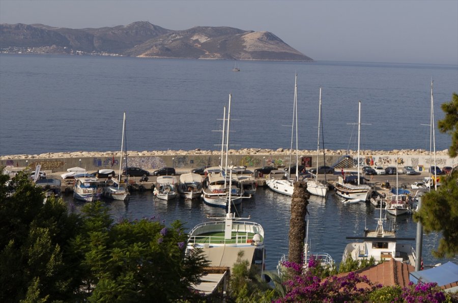 Meis Adası'ndaki İnsan Hareketliliği Kaş'tan Rahatça Görülebiliyor