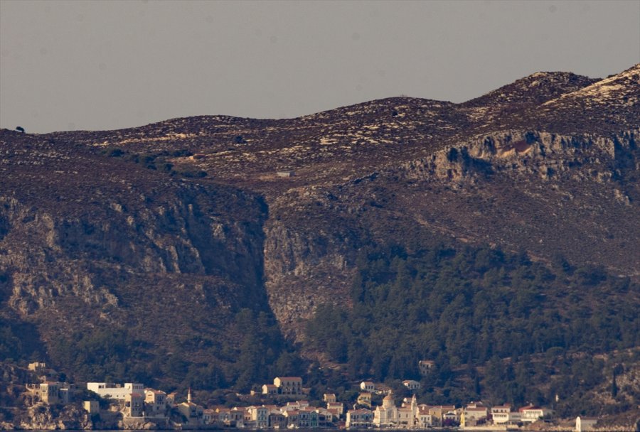 Meis Adası'ndaki İnsan Hareketliliği Kaş'tan Rahatça Görülebiliyor