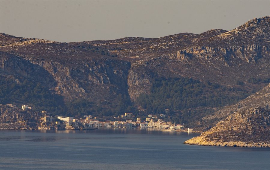 Meis Adası'ndaki İnsan Hareketliliği Kaş'tan Rahatça Görülebiliyor