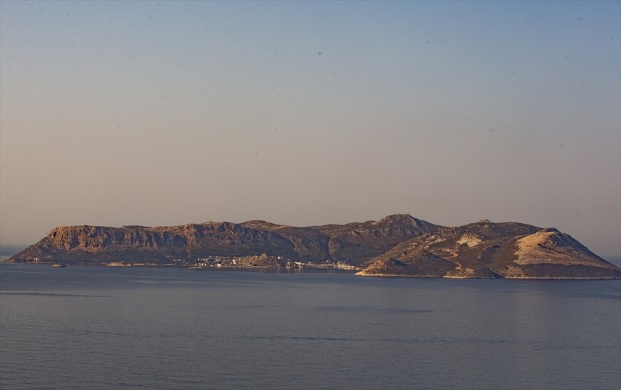 Meis Adası'ndaki İnsan Hareketliliği Kaş'tan Rahatça Görülebiliyor