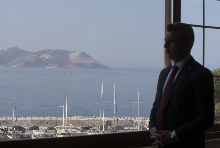 Meis Adası'ndaki İnsan Hareketliliği Kaş'tan Rahatça Görülebiliyor