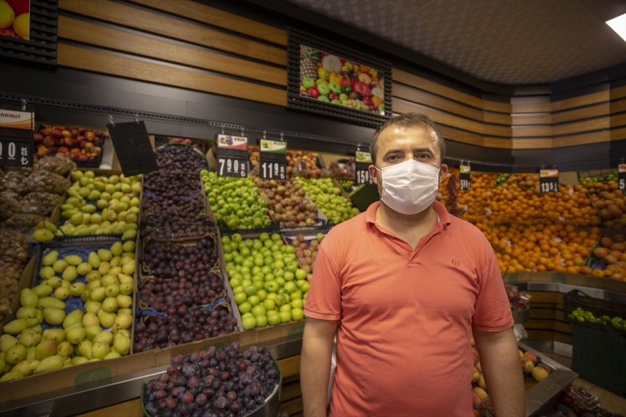Meis Adası'ndaki İnsan Hareketliliği Kaş'tan Rahatça Görülebiliyor