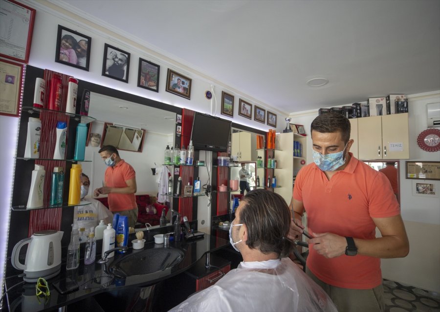 Meis Adası'ndaki İnsan Hareketliliği Kaş'tan Rahatça Görülebiliyor