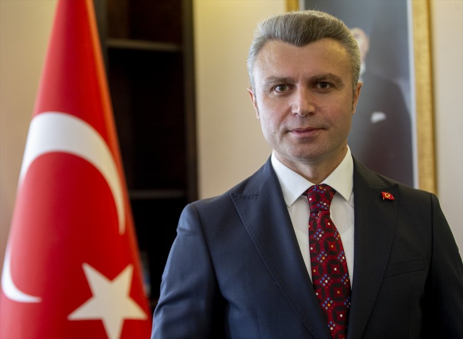 Meis Adası'ndaki İnsan Hareketliliği Kaş'tan Rahatça Görülebiliyor