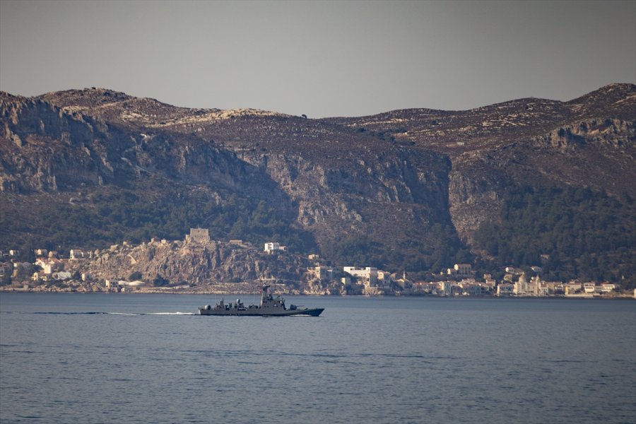 Meis Adası'ndaki İnsan Hareketliliği Kaş'tan Rahatça Görülebiliyor