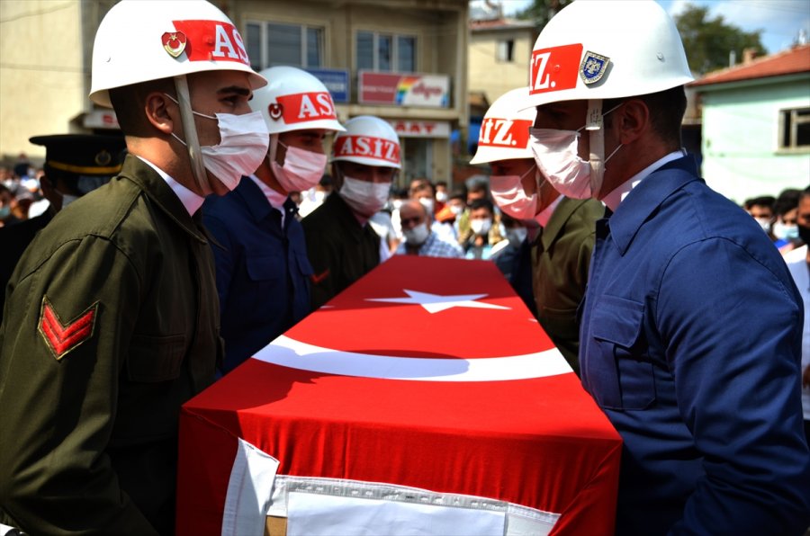 Trafik Kazasında Hayatını Kaybeden Asteğmen Mahmut Dağlı, Konya'da Toprağa Verildi