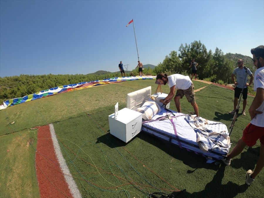 Yamaç Paraşütüne Bağlanan Yatağa Gökyüzünde Uzandı