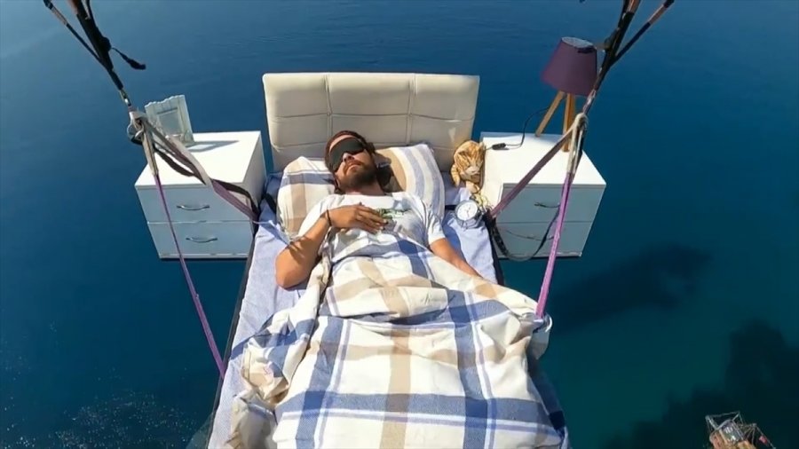 Yamaç Paraşütüne Bağlanan Yatağa Gökyüzünde Uzandı