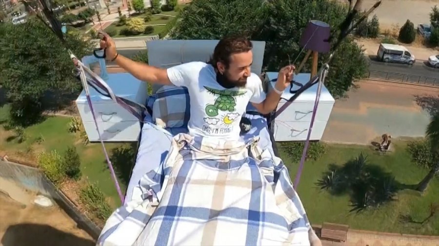 Yamaç Paraşütüne Bağlanan Yatağa Gökyüzünde Uzandı