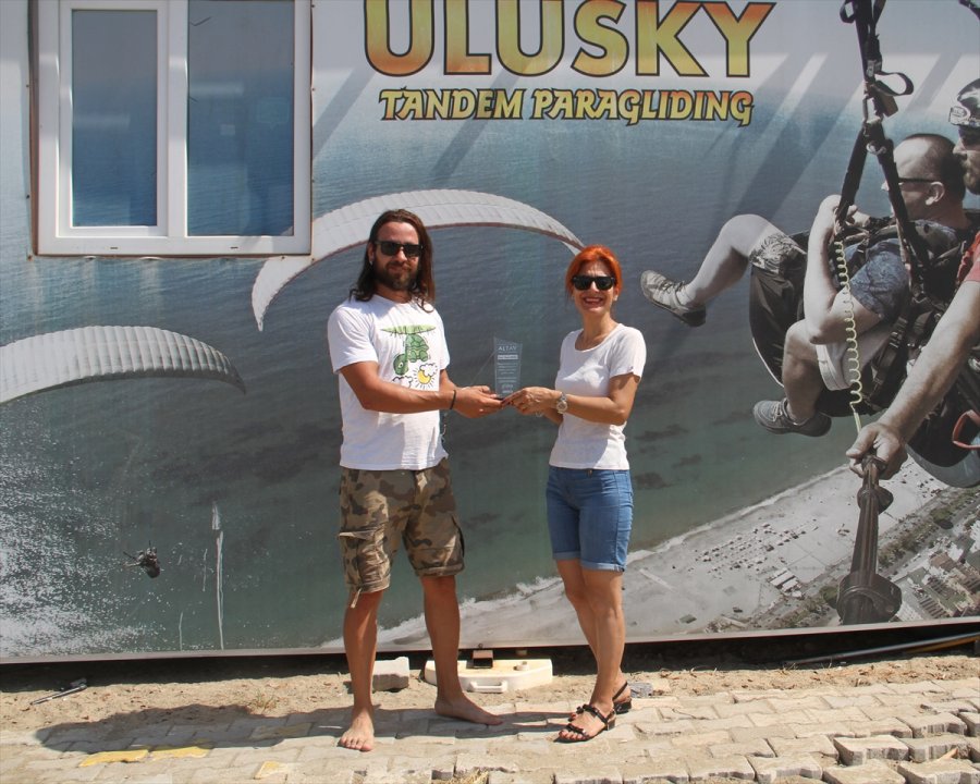 Yamaç Paraşütüne Bağlanan Yatağa Gökyüzünde Uzandı