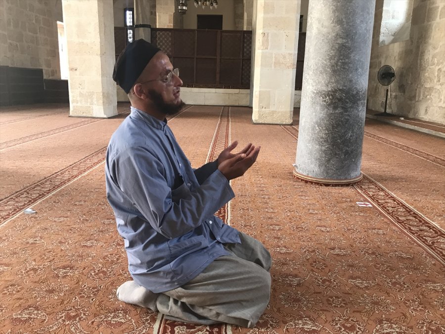 Yüzündeki Yara İzlerinden Kurtulup Çalışmak İstiyor