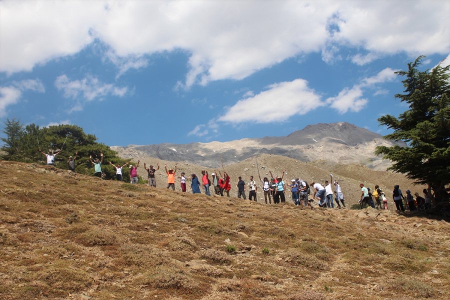 Anamas Dağı'ndaki Krater Gölü, Doğaseverler İle Trekking Tutkunlarının İlgisini Çekiyor