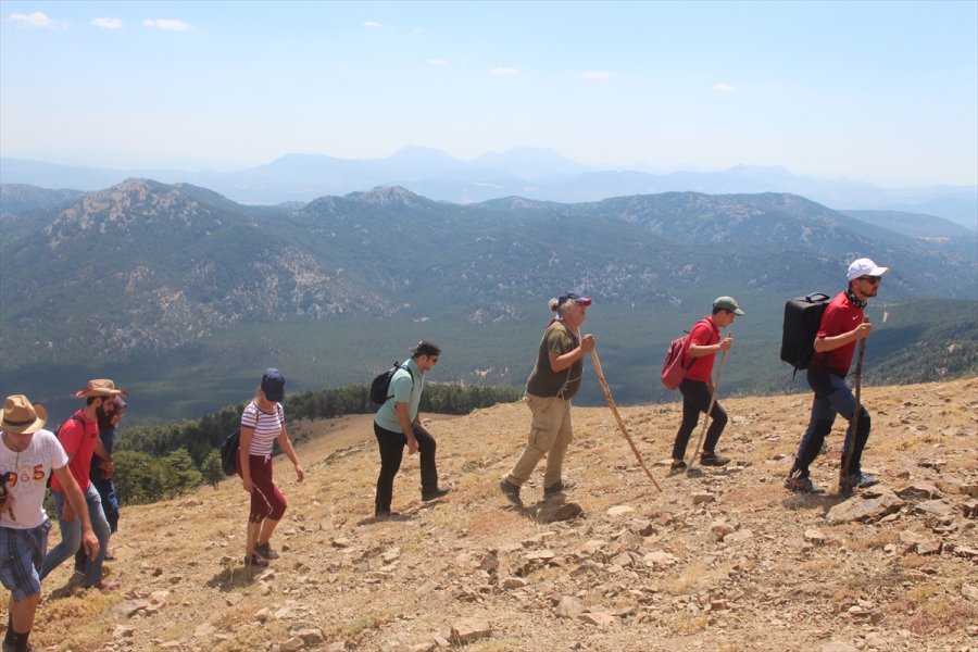 Anamas Dağı'ndaki Krater Gölü, Doğaseverler İle Trekking Tutkunlarının İlgisini Çekiyor