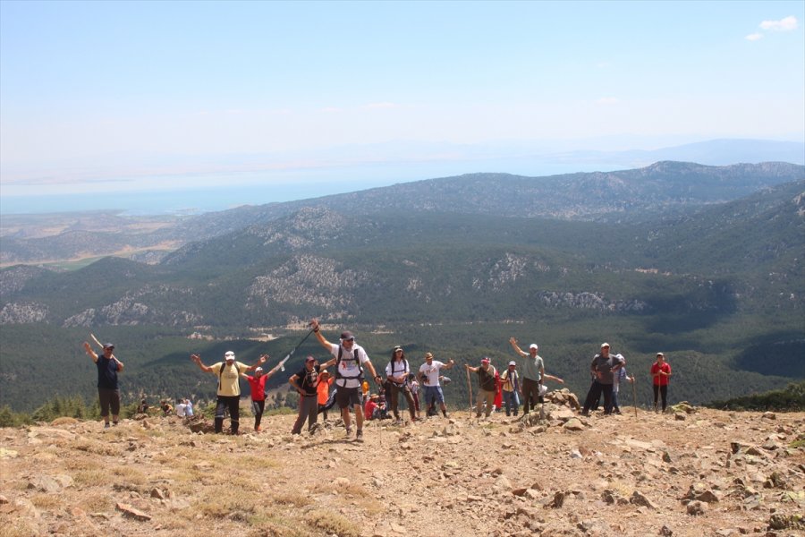Anamas Dağı'ndaki Krater Gölü, Doğaseverler İle Trekking Tutkunlarının İlgisini Çekiyor