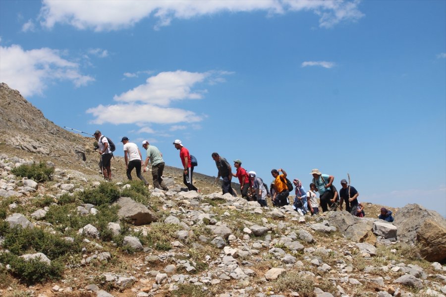 Anamas Dağı'ndaki Krater Gölü, Doğaseverler İle Trekking Tutkunlarının İlgisini Çekiyor