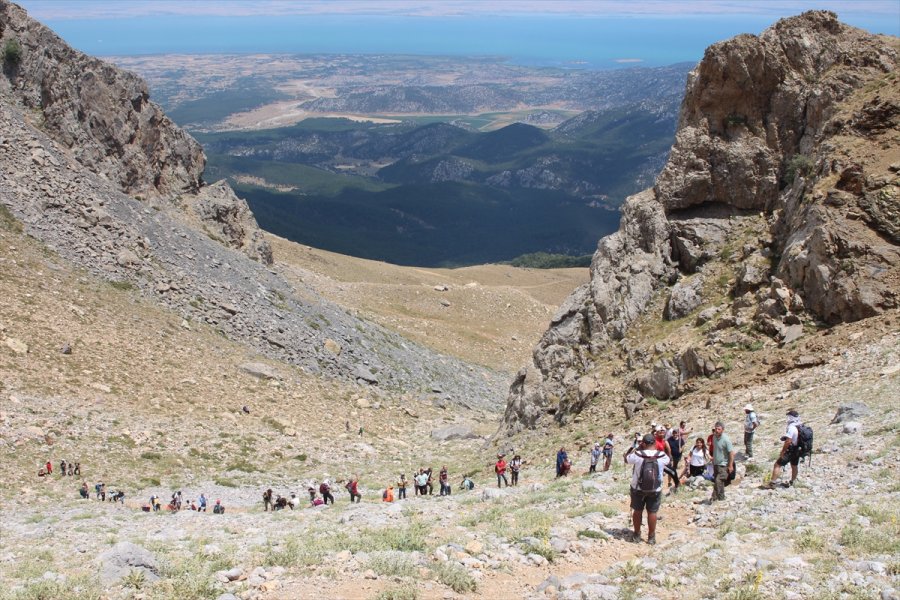 Anamas Dağı'ndaki Krater Gölü, Doğaseverler İle Trekking Tutkunlarının İlgisini Çekiyor