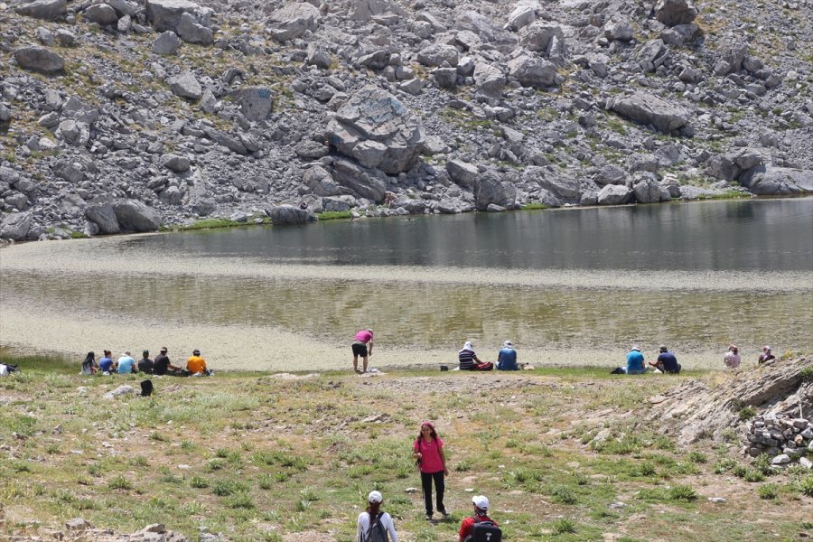 Anamas Dağı'ndaki Krater Gölü, Doğaseverler İle Trekking Tutkunlarının İlgisini Çekiyor