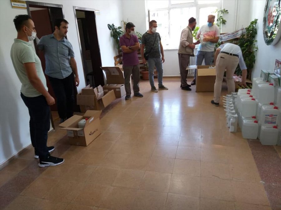 Derebucak'ta Okullara Dezenfektan, Çocuk Maskesi Ve Hijyen Malzemeleri Dağıtıldı