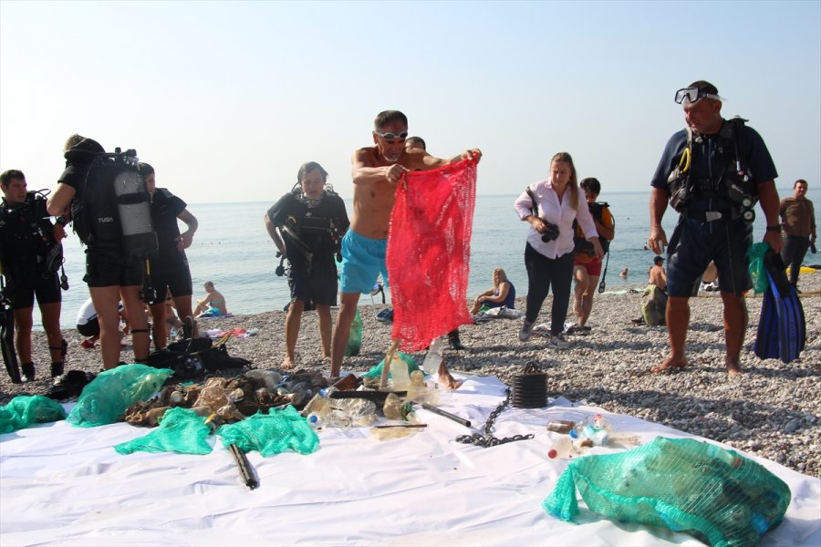 Dünyaca Ünlü Konyaaltı Sahili'nde Temizlik Yapıldı