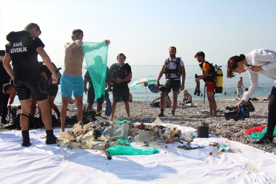 Dünyaca Ünlü Konyaaltı Sahili'nde Temizlik Yapıldı