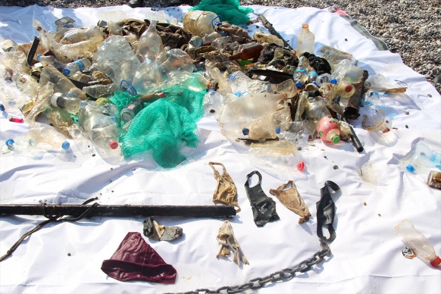 Dünyaca Ünlü Konyaaltı Sahili'nde Temizlik Yapıldı