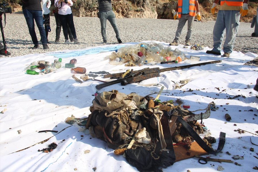 Dünyaca Ünlü Konyaaltı Sahili'nde Temizlik Yapıldı