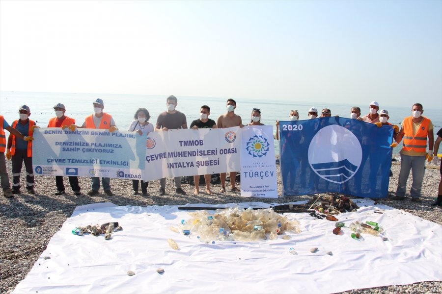 Dünyaca Ünlü Konyaaltı Sahili'nde Temizlik Yapıldı