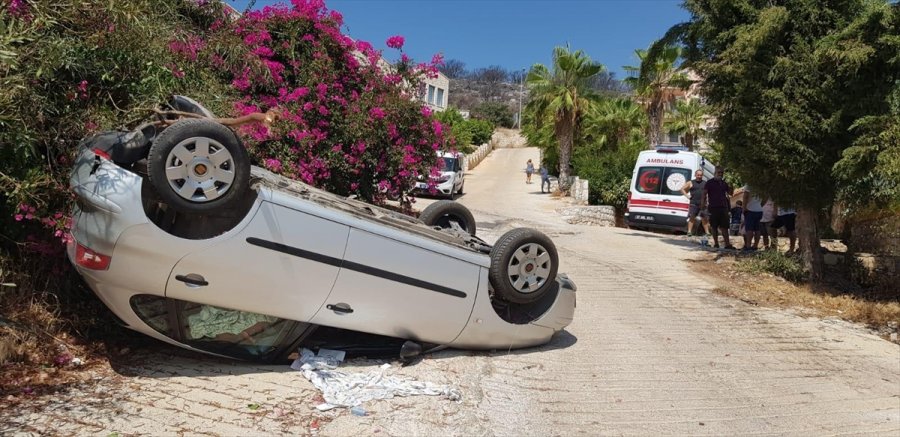 Kaş'ta Otomobil Devrildi: 2 Yaralı