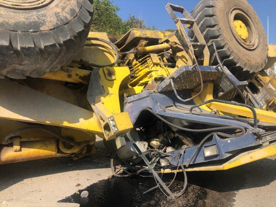 Kayseri'de Devrilen İş Makinesinin Sürücüsü Yaralandı
